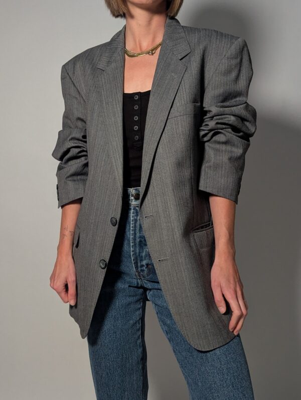 Steel line 04 Vintage grijze blazer met fijne krijtstreep, klassieke revers en rechte licht oversized pasvorm.