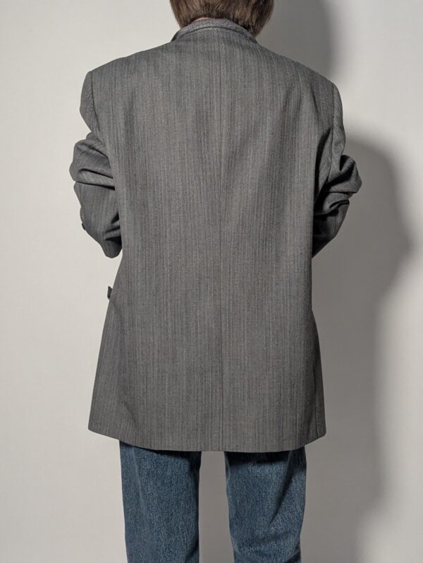 Steel line 05 Vintage grijze blazer met fijne krijtstreep, klassieke revers en rechte licht oversized pasvorm.