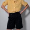 Sunlit pleat 04 Vintage lichtoranje blouse met korte mouwen, plooidetails aan de voorkant en opgerolde mouwen met tab detail.