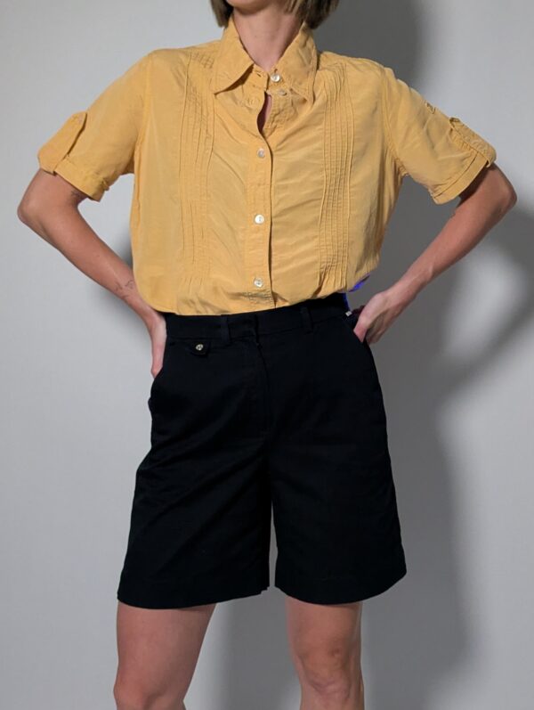 Sunlit pleat 04 Vintage lichtoranje blouse met korte mouwen, plooidetails aan de voorkant en opgerolde mouwen met tab detail.