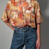 Vintage blouse met korte mouwen in zand, terracotta en beige met abstracte geschilderde print en borstzakken.