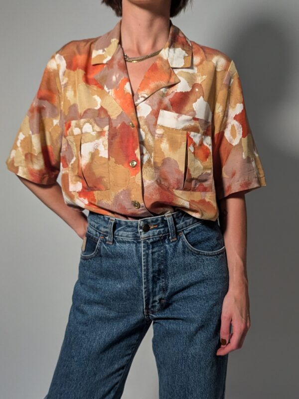 Vintage blouse met korte mouwen in zand, terracotta en beige met abstracte geschilderde print en borstzakken.