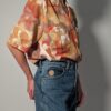 Vintage blouse met korte mouwen in zand, terracotta en beige met abstracte geschilderde print en borstzakken.