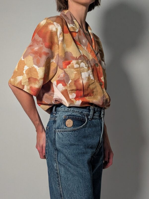 Vintage blouse met korte mouwen in zand, terracotta en beige met abstracte geschilderde print en borstzakken.