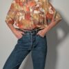 Vintage blouse met korte mouwen in zand, terracotta en beige met abstracte geschilderde print en borstzakken.