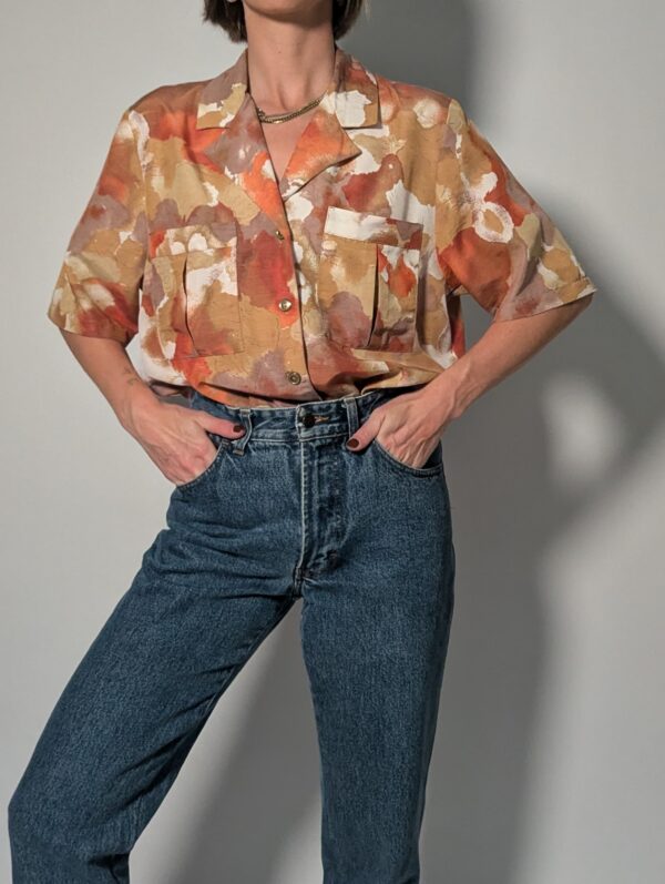 Vintage blouse met korte mouwen in zand, terracotta en beige met abstracte geschilderde print en borstzakken.
