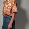 Vintage blouse met korte mouwen in zand, terracotta en beige met abstracte geschilderde print en borstzakken.