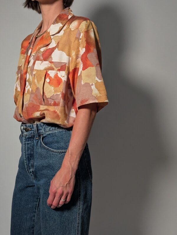 Vintage blouse met korte mouwen in zand, terracotta en beige met abstracte geschilderde print en borstzakken.
