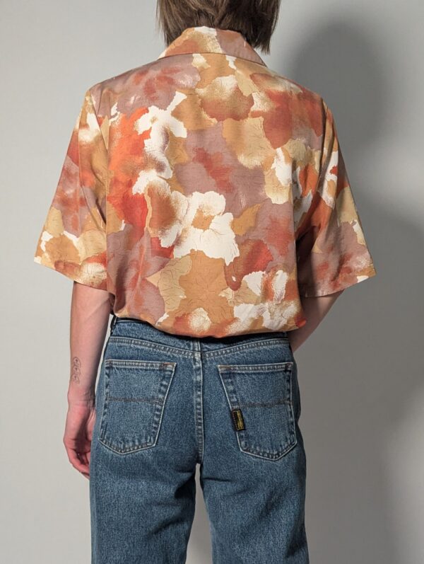 Vintage blouse met korte mouwen in zand, terracotta en beige met abstracte geschilderde print en borstzakken.