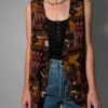 Tribal tone 01 Vintage mouwloos gilet in bruin-, roest- en okergele tinten met grafische print en knoopsluiting aan de voorkant.
