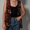 Tribal tone 02 Vintage mouwloos gilet in bruin-, roest- en okergele tinten met grafische print en knoopsluiting aan de voorkant.