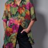 Tropical hue 01 Vintage blouse met korte mouwen in groen, roze, oranje en geel met grote kleurrijke bloemenprint en luchtige pasvorm.