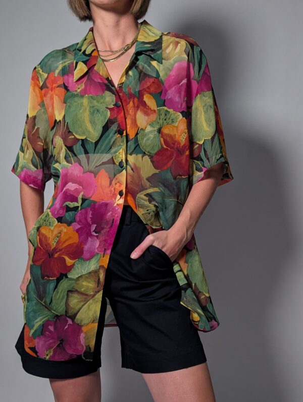 Tropical hue 01 Vintage blouse met korte mouwen in groen, roze, oranje en geel met grote kleurrijke bloemenprint en luchtige pasvorm.