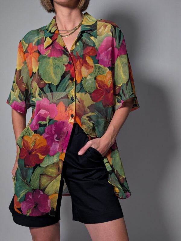 Tropical hue 01 Vintage blouse met korte mouwen in groen, roze, oranje en geel met grote kleurrijke bloemenprint en luchtige pasvorm.