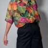 Tropical hue 02 Vintage blouse met korte mouwen in groen, roze, oranje en geel met grote kleurrijke bloemenprint en luchtige pasvorm.