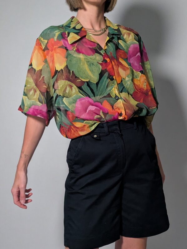 Vintage blouse met korte mouwen in groen, roze, oranje en geel met grote kleurrijke bloemenprint en luchtige pasvorm.