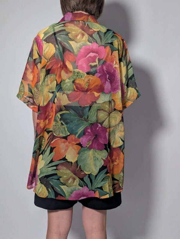 Tropical hue 03 Vintage blouse met korte mouwen in groen, roze, oranje en geel met grote kleurrijke bloemenprint en luchtige pasvorm.