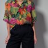 Tropical hue 04 Vintage blouse met korte mouwen in groen, roze, oranje en geel met grote kleurrijke bloemenprint en luchtige pasvorm.