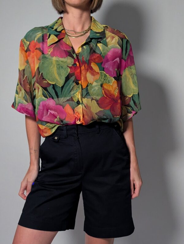 Tropical hue 04 Vintage blouse met korte mouwen in groen, roze, oranje en geel met grote kleurrijke bloemenprint en luchtige pasvorm.