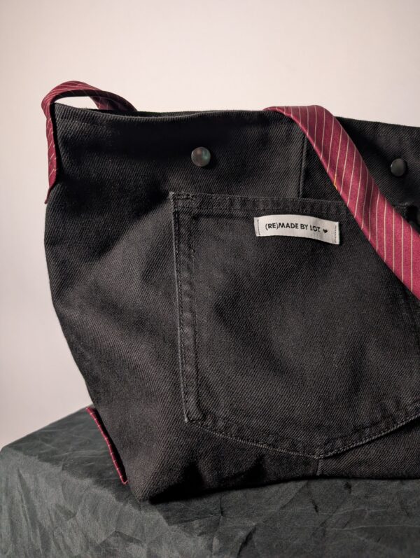 (RE)MADE BY LOT zwarte denim tas met schuine pocket en hengsels gemaakt van een hergebruikte bordeauxrode stropdas.