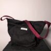 (RE)MADE BY LOT zwarte denim tas met schuine pocket en hengsels gemaakt van een hergebruikte bordeauxrode stropdas.