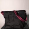 (RE)MADE BY LOT zwarte denim tas met schuine pocket en hengsels gemaakt van een hergebruikte bordeauxrode stropdas.