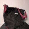(RE)MADE BY LOT zwarte denim tas met schuine pocket en hengsels gemaakt van een hergebruikte bordeauxrode stropdas.