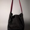 (RE)MADE BY LOT zwarte denim tas met schuine pocket en hengsels gemaakt van een hergebruikte bordeauxrode stropdas.