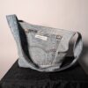 (RE)MADE BY LOT denim tas van lichtblauwe vintage jeans met back pocket detail aan de voorkant.