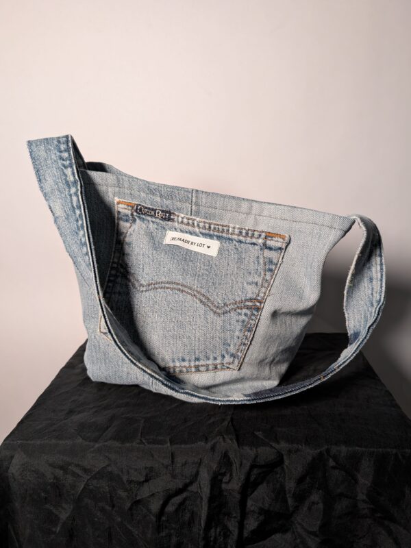 (RE)MADE BY LOT denim tas van lichtblauwe vintage jeans met back pocket detail aan de voorkant.
