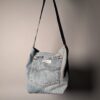 (RE)MADE BY LOT denim tas van lichtblauwe vintage jeans met back pocket detail aan de voorkant.
