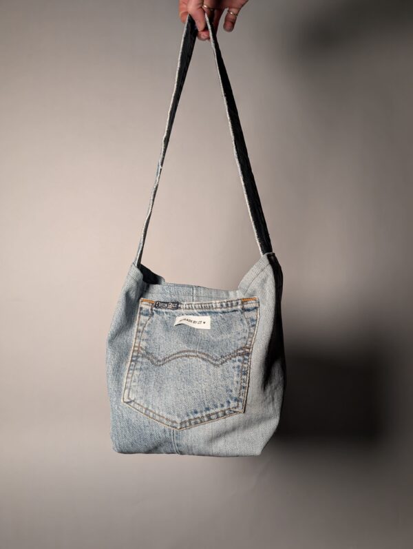 (RE)MADE BY LOT denim tas van lichtblauwe vintage jeans met back pocket detail aan de voorkant.