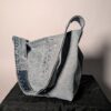 (RE)MADE BY LOT denim tas van lichtblauwe vintage jeans met back pocket detail aan de voorkant.