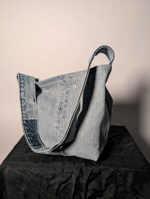 (RE)MADE BY LOT denim tas van lichtblauwe vintage jeans met back pocket detail aan de voorkant.