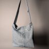 (RE)MADE BY LOT denim tas van lichtblauwe vintage jeans met back pocket detail aan de voorkant.