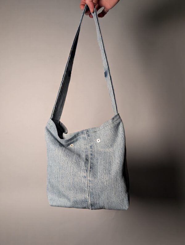 (RE)MADE BY LOT denim tas van lichtblauwe vintage jeans met back pocket detail aan de voorkant.