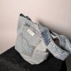 (RE)MADE BY LOT denim tas van lichtblauwe vintage jeans met back pocket detail aan de voorkant.