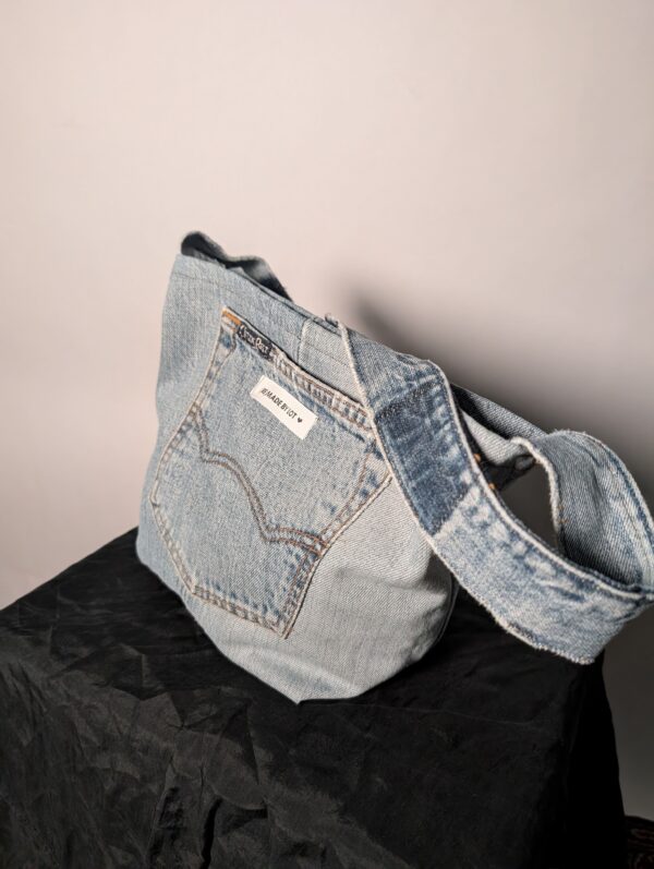 (RE)MADE BY LOT denim tas van lichtblauwe vintage jeans met back pocket detail aan de voorkant.