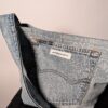 (RE)MADE BY LOT denim tas van lichtblauwe vintage jeans met back pocket detail aan de voorkant.