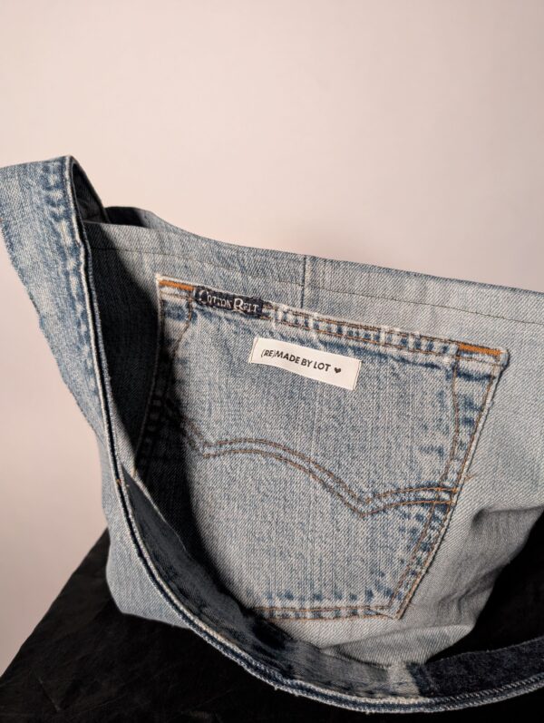 (RE)MADE BY LOT denim tas van lichtblauwe vintage jeans met back pocket detail aan de voorkant.
