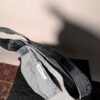 (RE)MADE BY LOT denim tas van lichtblauwe vintage jeans met back pocket detail aan de voorkant.
