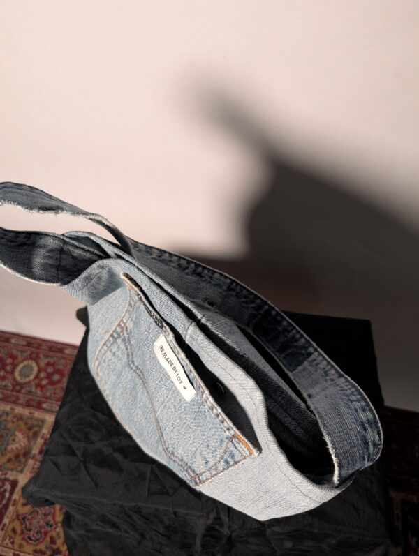 (RE)MADE BY LOT denim tas van lichtblauwe vintage jeans met back pocket detail aan de voorkant.