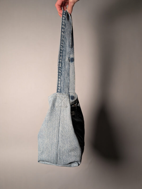 (RE)MADE BY LOT denim tas van lichtblauwe vintage jeans met back pocket detail aan de voorkant.