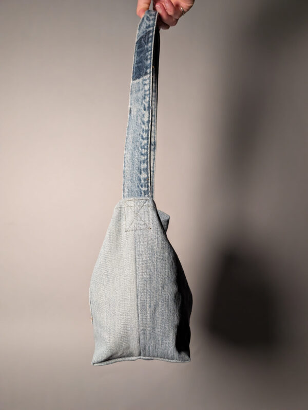 (RE)MADE BY LOT denim tas van lichtblauwe vintage jeans met back pocket detail aan de voorkant.