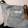 Denim tie-up 02 (RE)MADE BY LOT denim tas van lichtblauwe vintage jeans met back pocket en hengsels gemaakt van een hergebruikte stropdas.