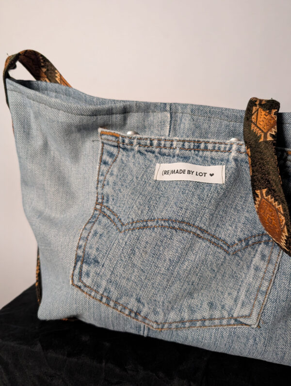 Denim tie-up 02 (RE)MADE BY LOT denim tas van lichtblauwe vintage jeans met back pocket en hengsels gemaakt van een hergebruikte stropdas.