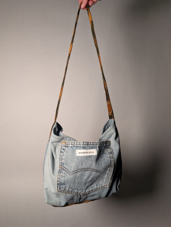 Denim tie-up 03 (RE)MADE BY LOT denim tas van lichtblauwe vintage jeans met back pocket en hengsels gemaakt van een hergebruikte stropdas.