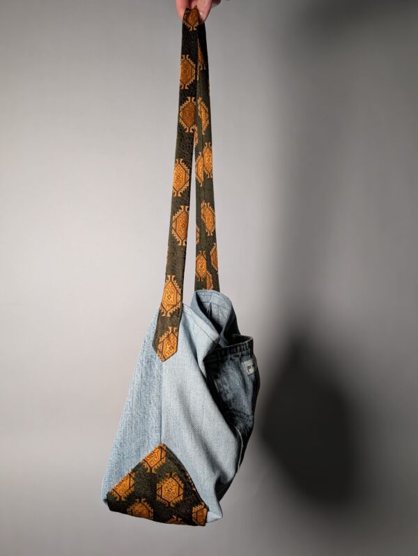 Denim tie-up 04 (RE)MADE BY LOT denim tas van lichtblauwe vintage jeans met back pocket en hengsels gemaakt van een hergebruikte stropdas.