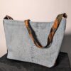 Denim tie-up 05 (RE)MADE BY LOT denim tas van lichtblauwe vintage jeans met back pocket en hengsels gemaakt van een hergebruikte stropdas.
