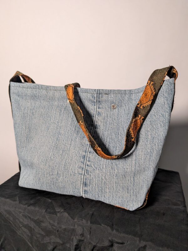 Denim tie-up 05 (RE)MADE BY LOT denim tas van lichtblauwe vintage jeans met back pocket en hengsels gemaakt van een hergebruikte stropdas.